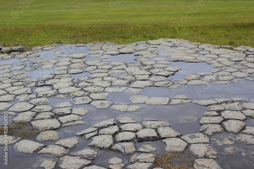 Die berühmte Gesteinsformation Kirkjugolf aus Lavasäulen auf Island