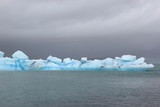 Gletschersee Jökulsarlon auf Island mit blau schimmernden Eisbergen