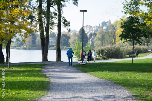 Unscharfer Fussgänger am Telefonieren