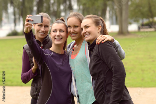 Lächelnde Frauen machen ein Selfie nach dem Sport