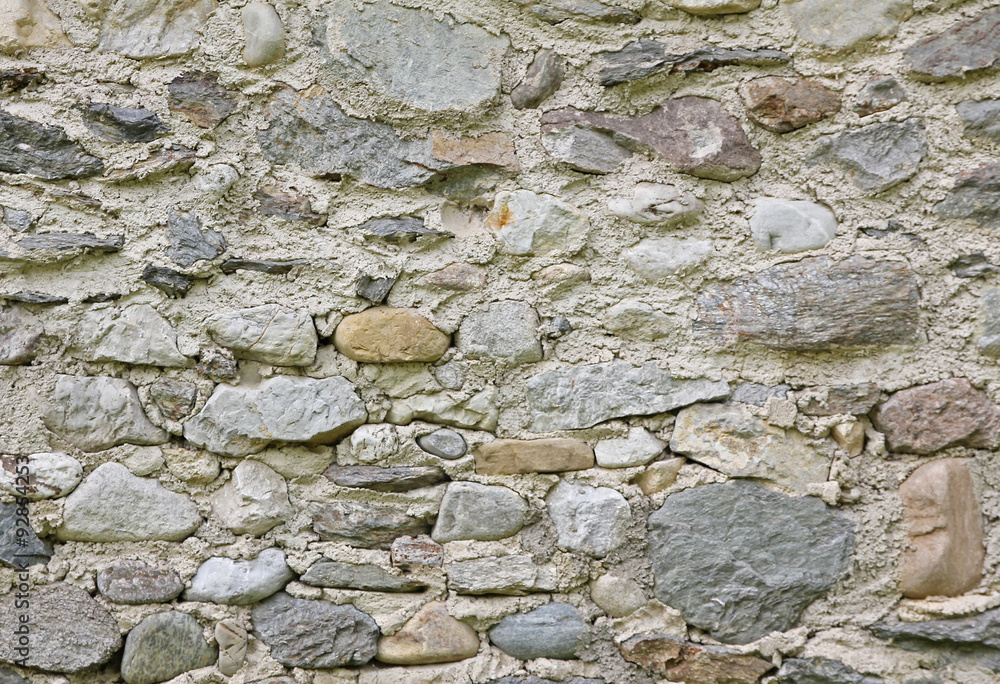 alte Steinmauer mit Mörtel und bunten Kieseln alte Steinmauer mit Mörtel und bunten Kieseln