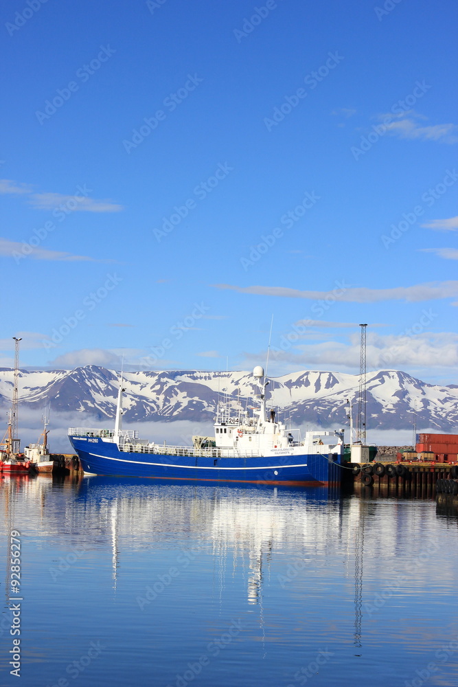 Frachter im malerischen Hafen von Akureyri im Norden von Island