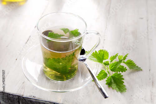 Fotografia Cup of nettle tea for healthy diuretic