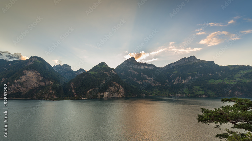 Obraz premium Wspaniała panorama gór i jeziora w środkowej Szwajcarii. Zachodzące słońce malowało chmury we wspaniałym kolorze. Szeroki obiektyw