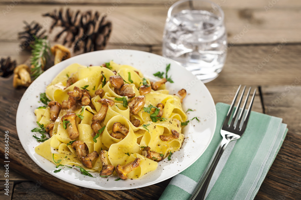 Frische Pfifferlinge an Bandnudeln Frische Pfifferlinge an Bandnudeln