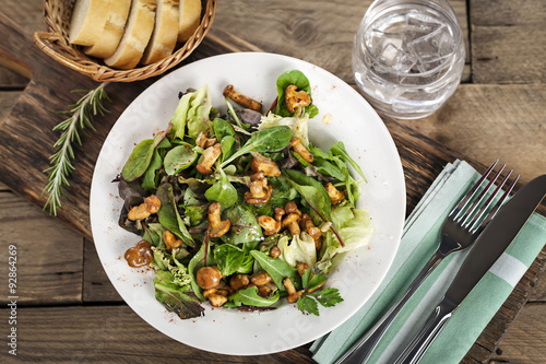 Εκτύπωση καμβά Mediterraner Salat mit Pfiferlingen auf weißem Teller