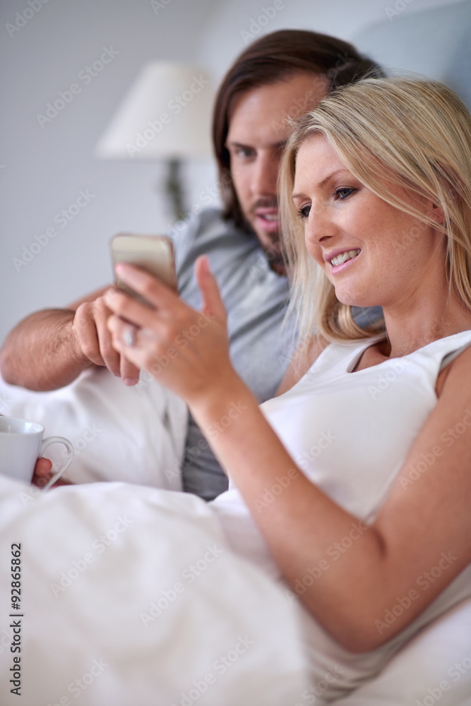 couple cellphone bed couple cellphone bed