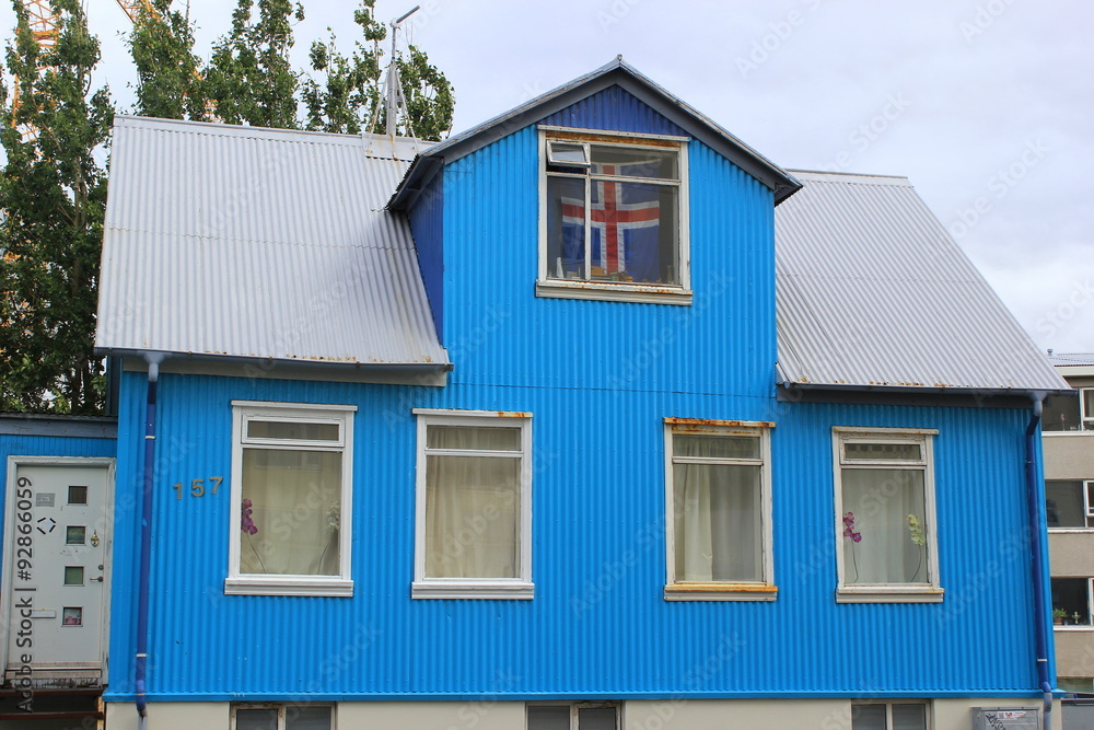 Blaues Holzhaus in der Altstadt von Reykjavik (Island)