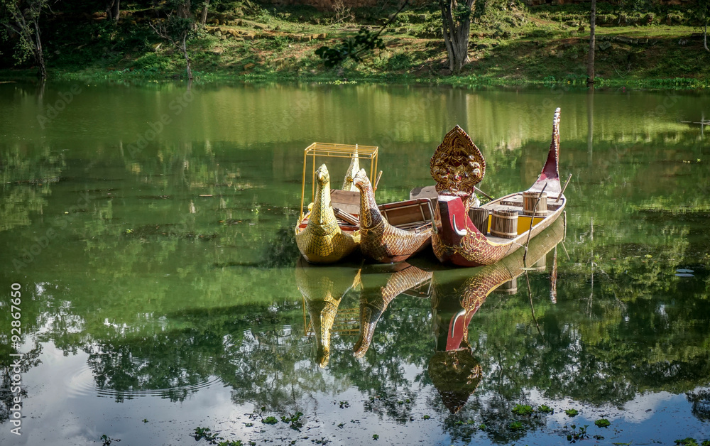Obraz premium Traditional boats on the lake at the Angkor Thom, Siem Reap, Cambodia 