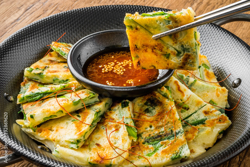 チヂミ　韓国グルメ　アジアのお好み焼き jijim and iron pan Korean food

