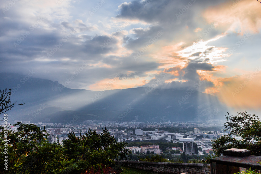 Vue général de Grenoble et des Alpes au coucher du soleil