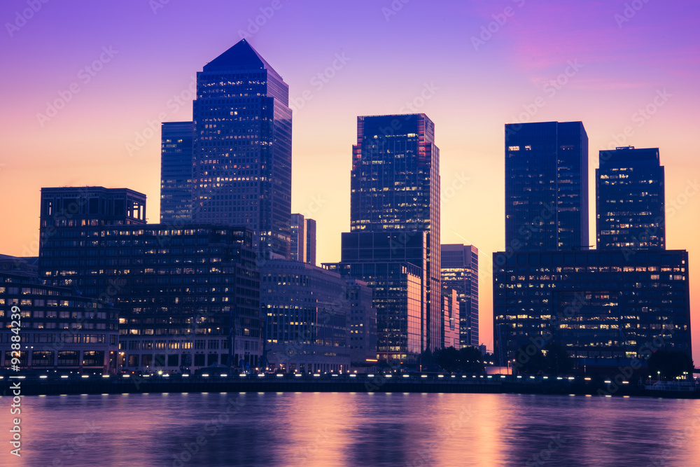 Obraz premium Canary Wharf modern buildings in London on river Thames