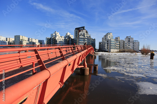 Foto Bridge to the fashionable part of Västerås, Sweden