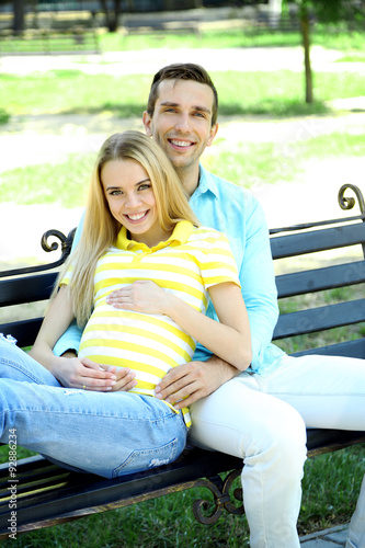 Young pregnant woman with h...