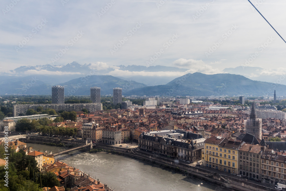Fototapeta premium Vue aérienne de Grenoble du téléphérique du Fort de La Bastille
