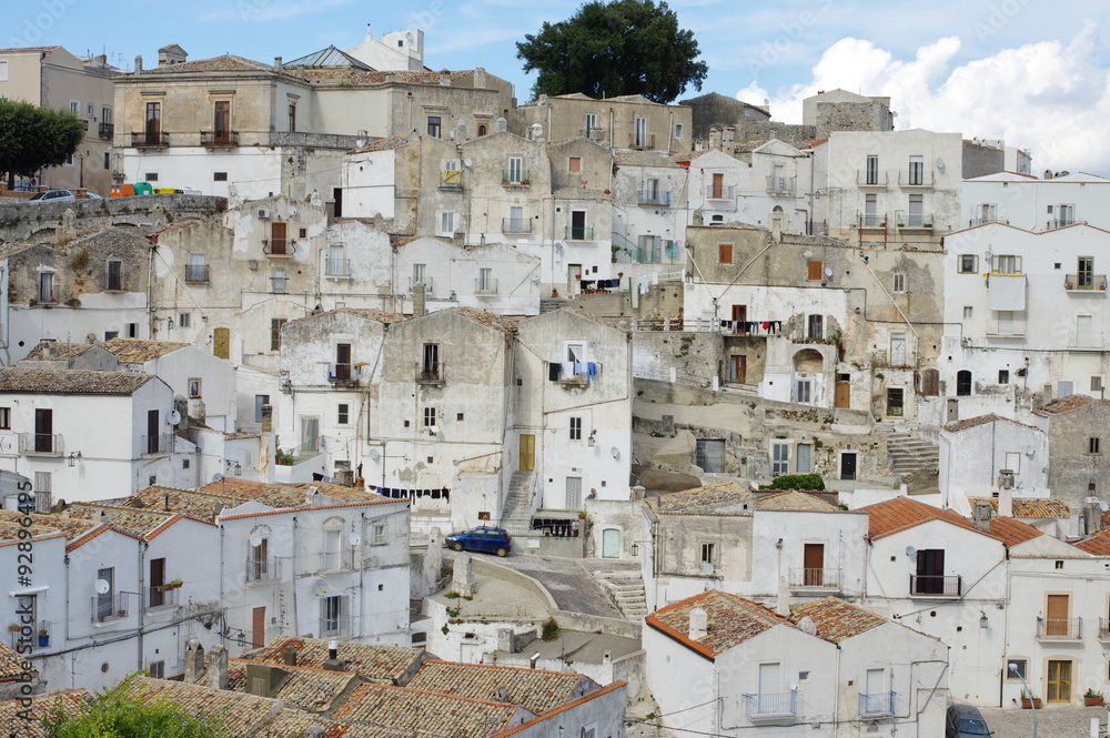 Monte Sant’ Angelo, Włochy – 11 wrzesień 2015: widok fragment starej części miasta zbudowanego na zboczu gory. Typowa architektura śródziemnomorska.