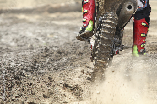 Foto motocross racer accelerating speed in track