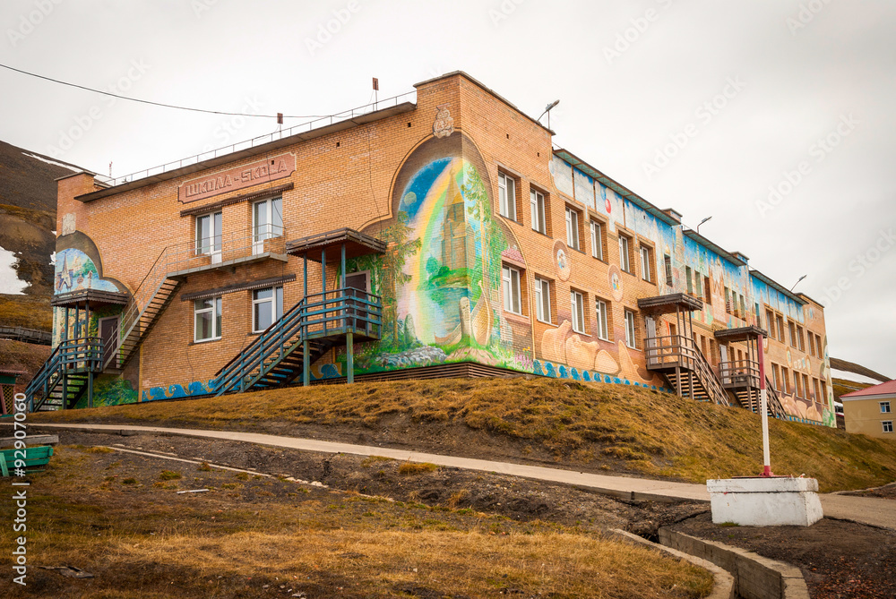 Obraz premium School facade in Barentsburg, Svalbard