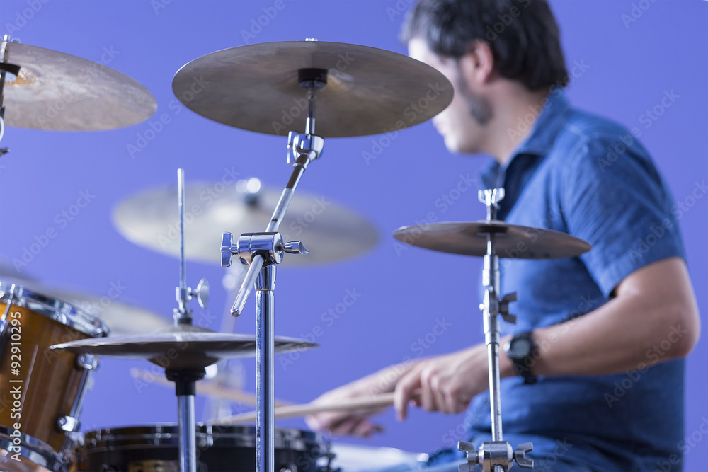 Obraz premium male drummer playing drums