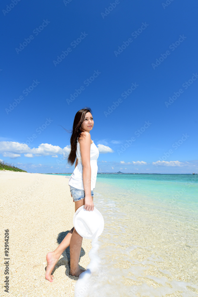 沖縄の海でくつろぐ女性