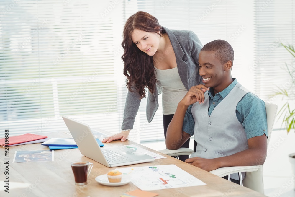 Obraz premium Business professionals working on laptop 