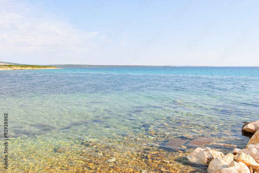 Naturstrand der Insel Pag mit Blick aufs Mittelmeer