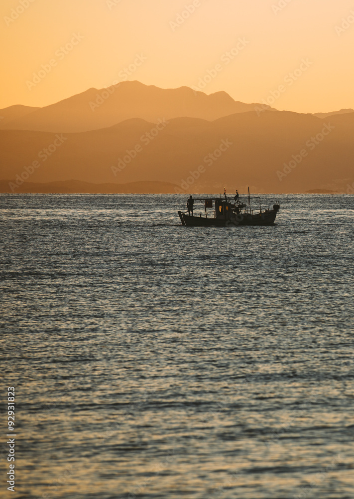 Obraz premium Boat at sunrise