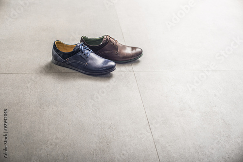 Obraz na płótnie Mens shoes on stone floor w salonie
