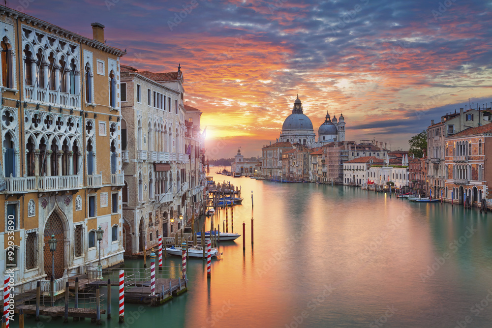 Fototapeta premium Wenecja. Wizerunek kanał grande w Wenecja, z Santa Maria della salutu bazyliką w tle.