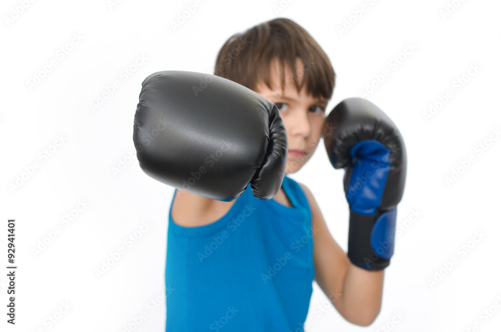 Junge mit Boxhandschuhen