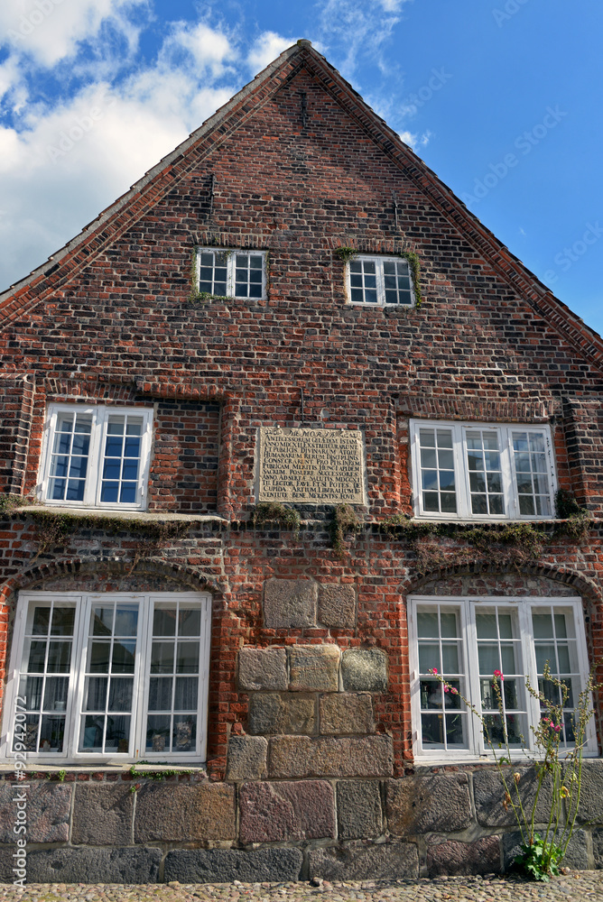 altes Haus aus Naturstein und Klinker mit Gedenktafel in Töndern
