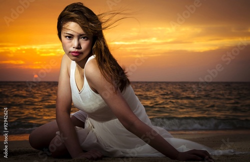 海辺に横たわる若い女性