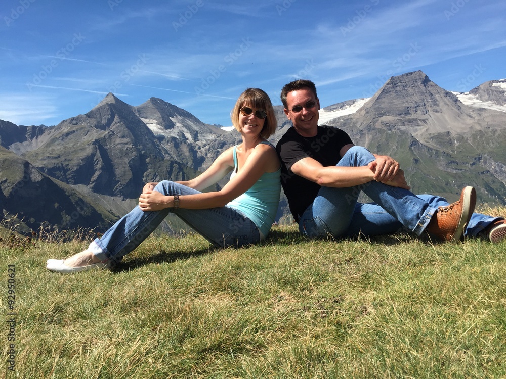 Junges Paar im Urlaub in den Bergen Junges Paar im Urlaub in den Bergen