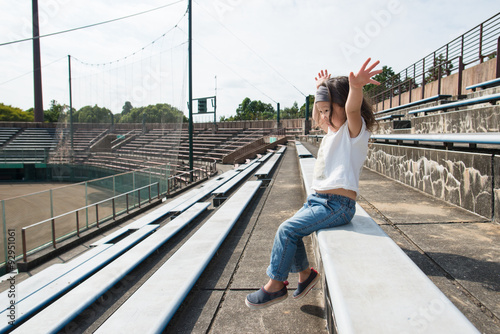 野球場で座る女の子 © hakase420