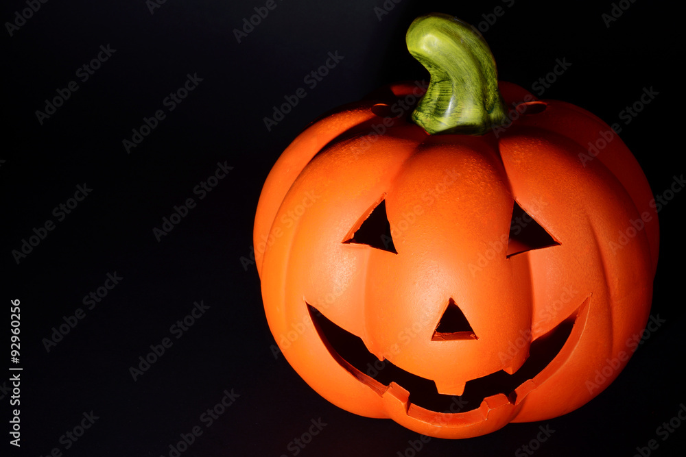 Kürbis als Kürbiskopf oder Pumpkin zu Halloween mit Textfreiraum Kürbis als Kürbiskopf oder Pumpkin zu Halloween mit Textfreiraum