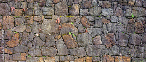Mur de pierres volcaniques
