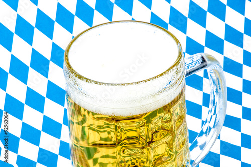 Bier und Brezel auf bayrischen Hintergrund