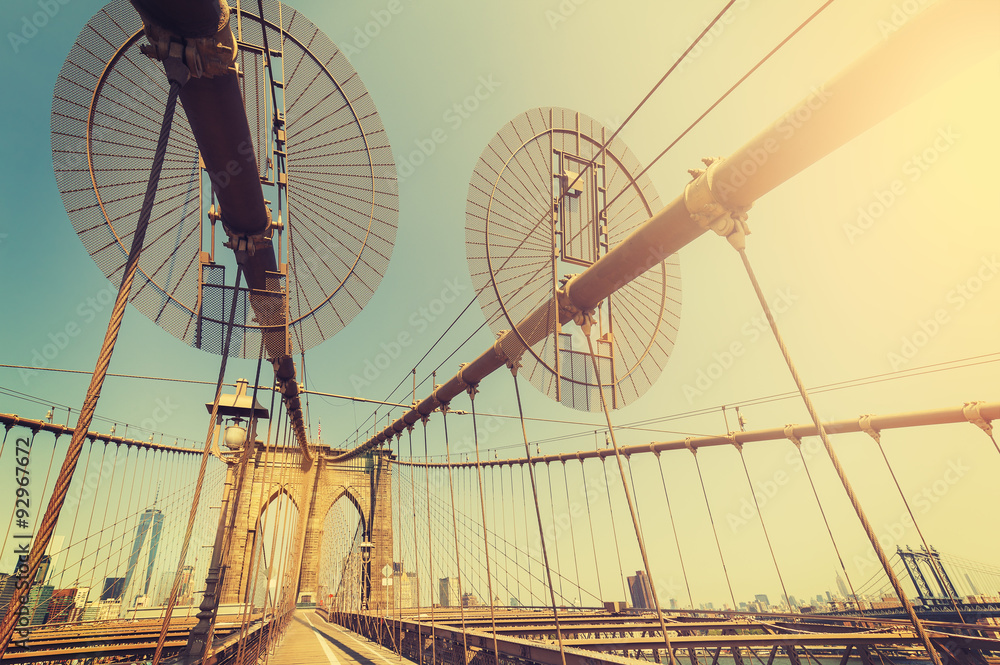 Naklejka premium Rocznik tonujący fisheye obiektywu obrazek most brooklyński, NYC, usa.