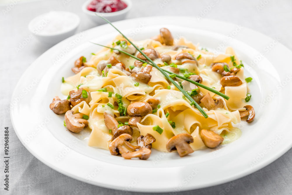 Champignons mit Nudeln und Soße Champignons mit Nudeln und Soße