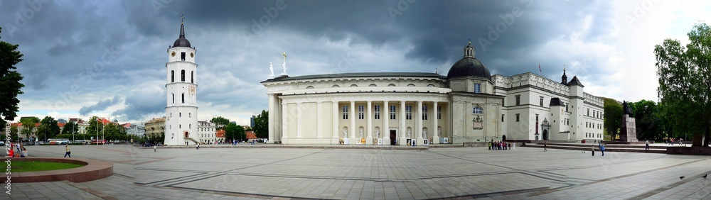 Obraz premium The Cathedral Square in central Vilnius on summer