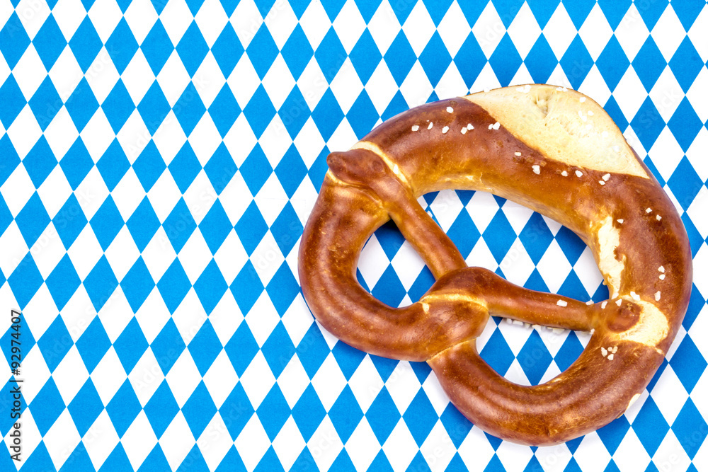 Bier und Brezel auf bayrischen Hintergrund Bier und Brezel auf bayrischen Hintergrund