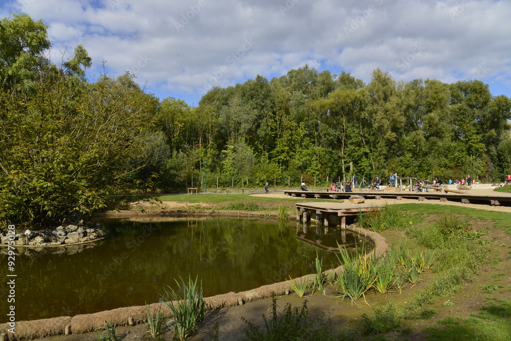 Bout réaménagé du grand étang du parc Roi Baudoin de Jette à Bruxelles Bout réaménagé du grand étang du parc Roi Baudoin de Jette à Bruxelles