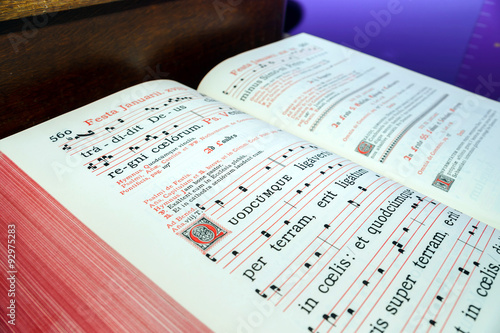 Bild auf Leinwand Vintage psalm book with chorus notes