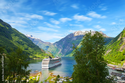 Foto Cruise ship in Norwegian fjords