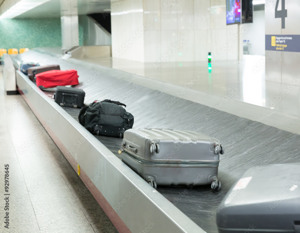 Obraz premium Luggage on the track