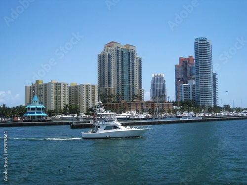 Miami-Beach Skyline mit Yacht Club at Portofino