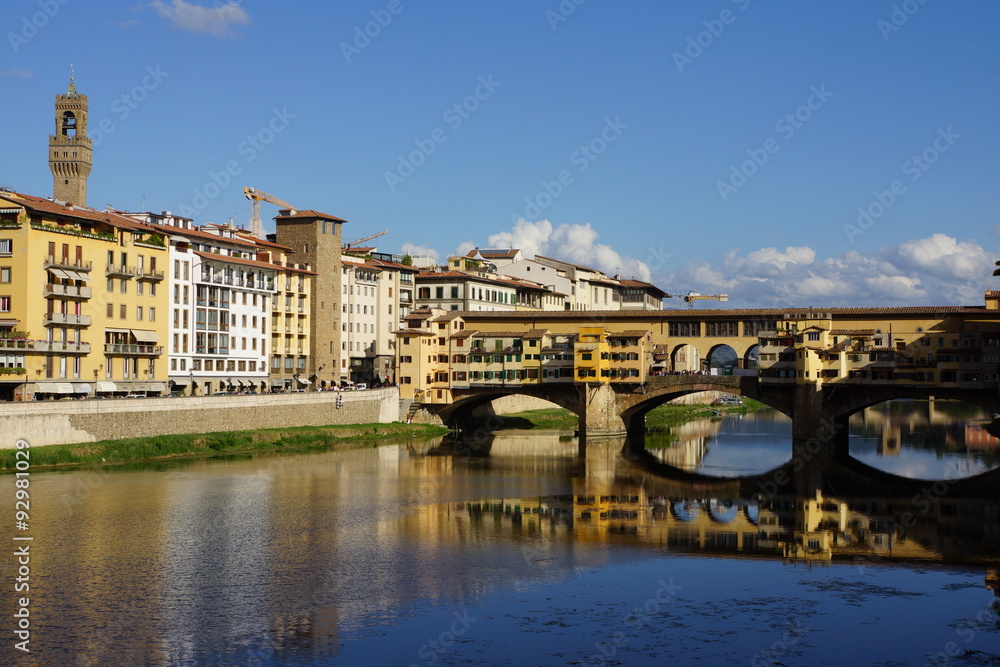 Fototapeta premium Ponte Vecchio, Segmentbogenbrücke über den Arno