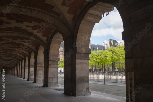 Arcos abovedados en plaza de París © ralamst