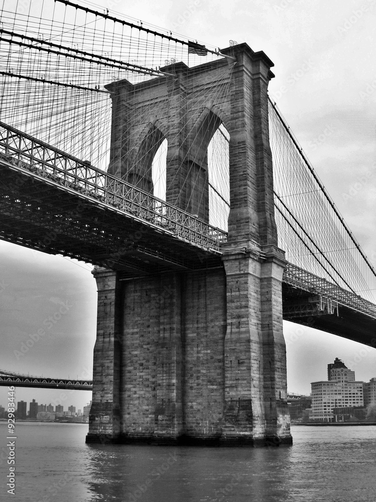 Obraz premium schwarz-weiß - Brooklyn Bridge Stone Tower