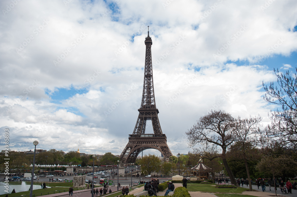Turistas cerca de Torre Eiffel
